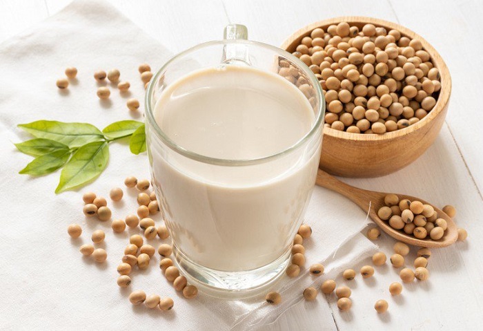 Đậu nành và các sản phẩm từ đậu nành như sữa rất giàu vitamin D