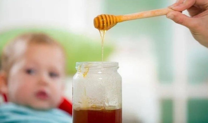 Trẻ sơ sinh uống mật ong được không? 3 Điều cần lưu ý
